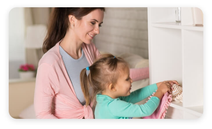 Familia ordenando y limpiando las cosas de su hogar
